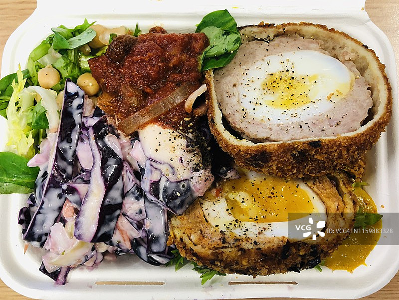 搭配沙拉盒的苏格兰鸡蛋图片素材