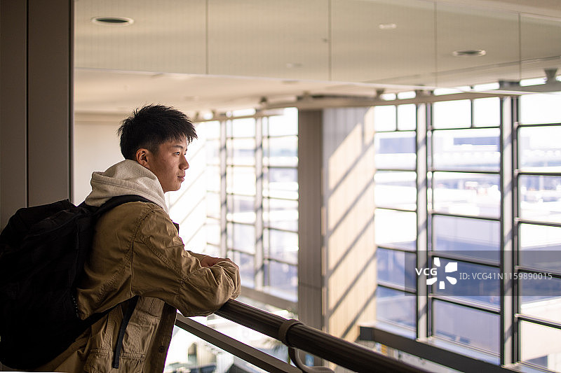 少年在机场观景图片素材