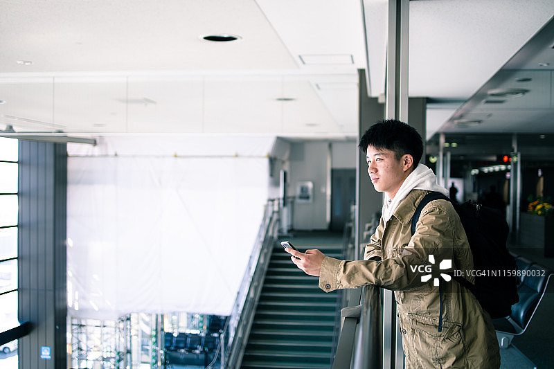 少年在机场观景图片素材
