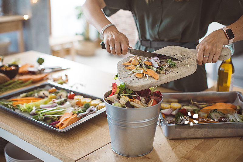 制作蔬菜厨余堆肥图片素材