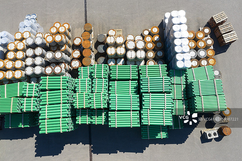 仓库中PVC管的航拍景色图片素材