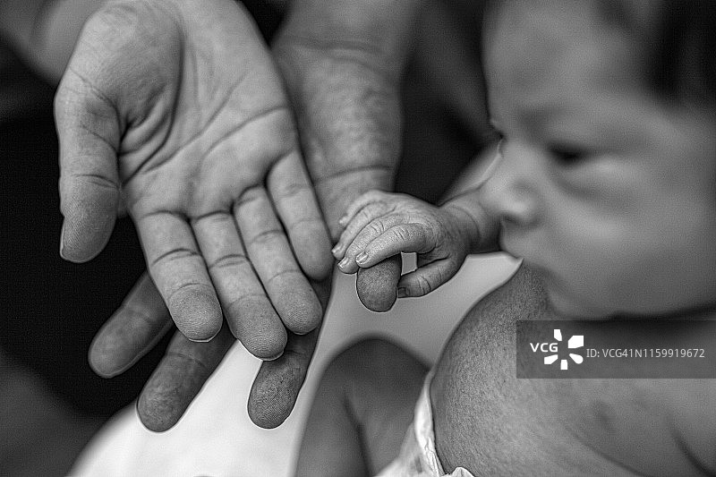 宝宝拉着父母的手图片素材
