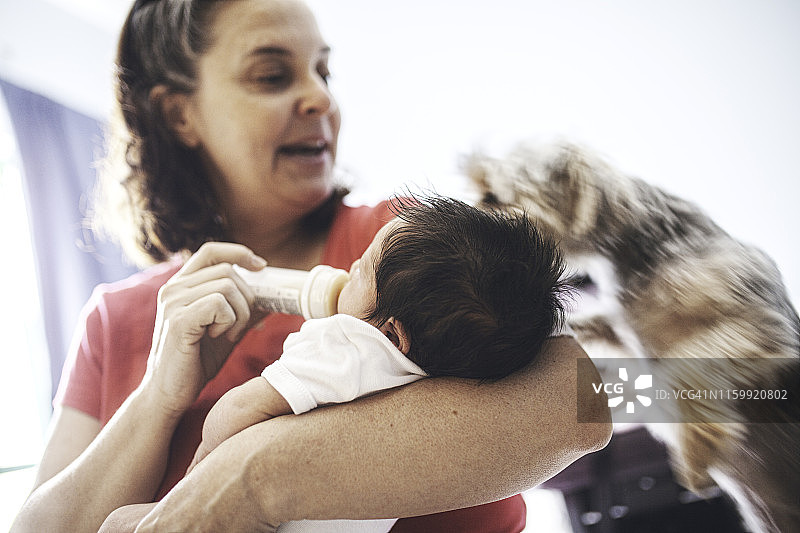 装有牛奶的奶瓶和婴儿图片素材
