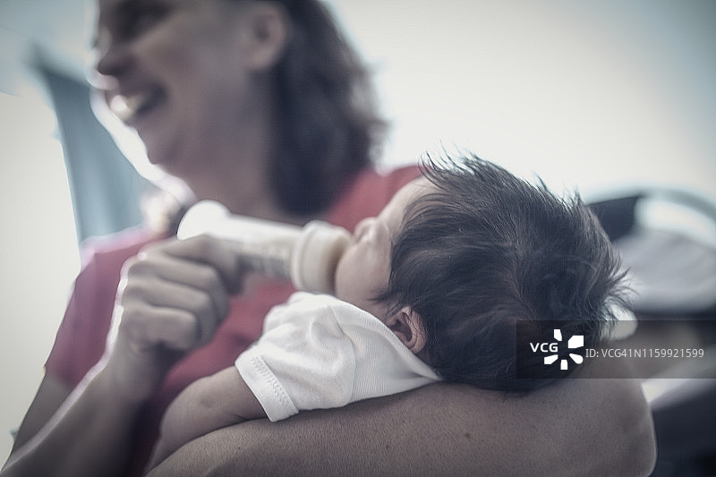 装有牛奶的奶瓶和婴儿图片素材