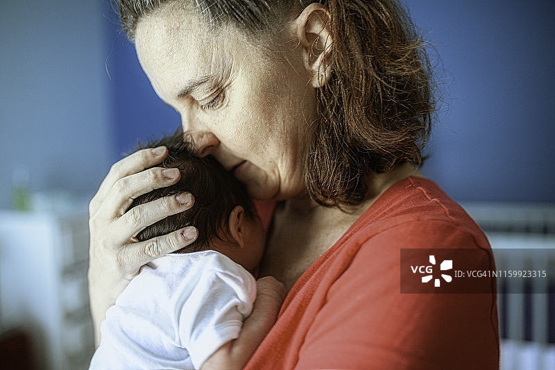 母亲亲吻新生婴儿图片素材