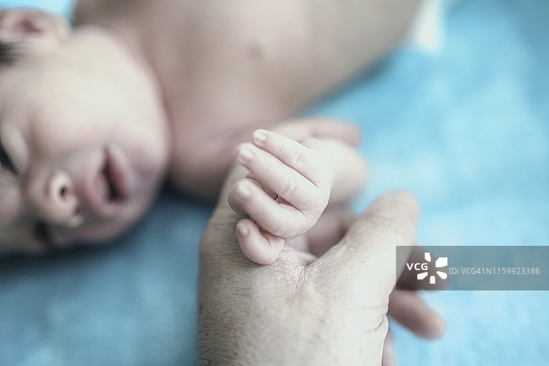 母亲托着婴儿的手臂图片素材