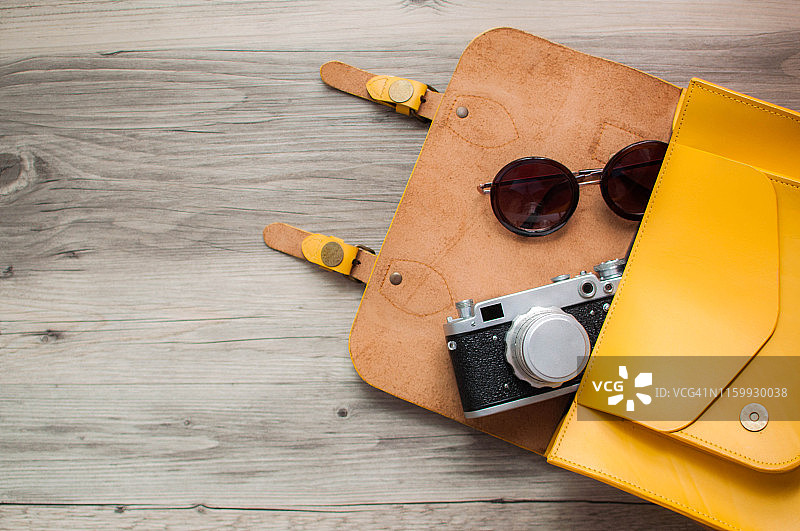 旅行概念：黄色皮包、相机和太阳镜图片素材