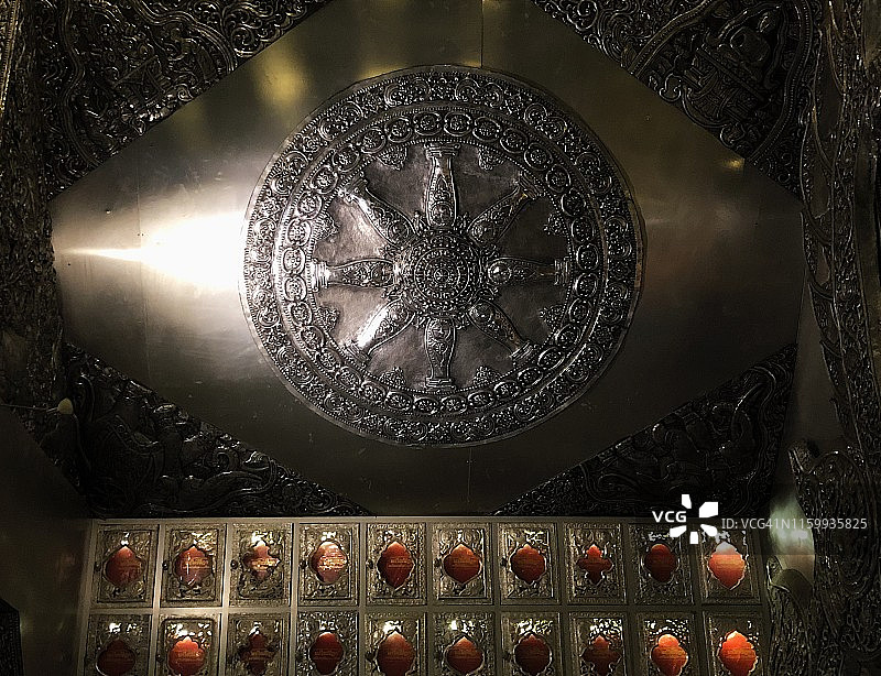泰国清迈寺庙天花板上的银色法轮图片素材