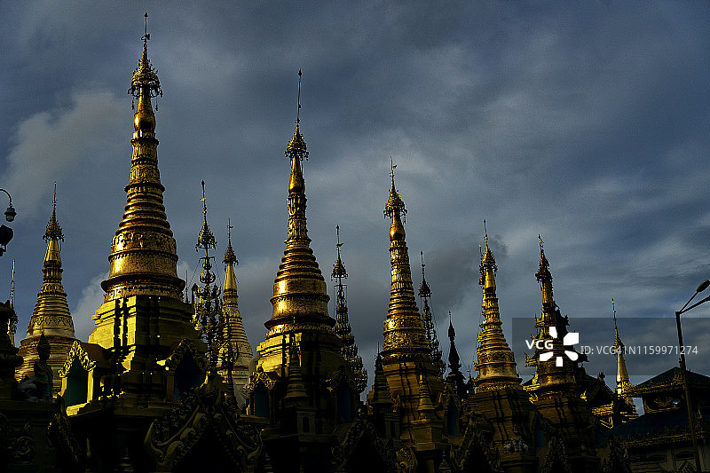 缅甸仰光金色瑞光大金塔与壮丽的云彩，2019年图片素材