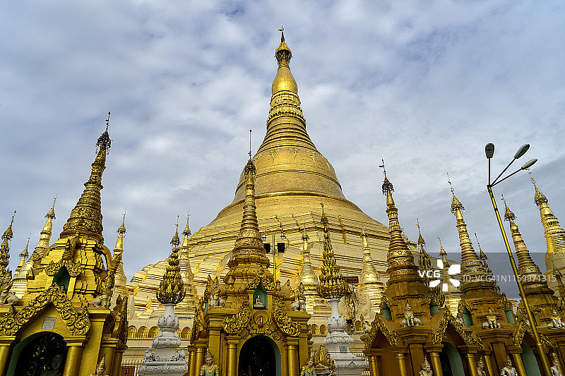 缅甸仰光金色瑞光大金塔与壮丽的云彩，2019年图片素材