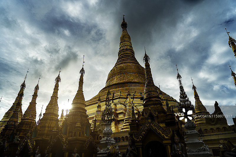 缅甸仰光金色瑞光大金塔与壮丽的云彩，2019年图片素材