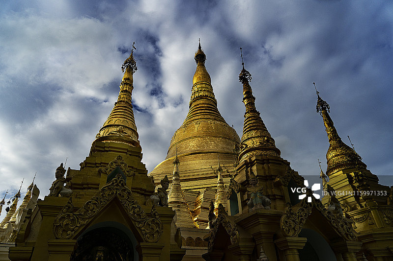缅甸仰光金色瑞光大金塔与壮丽的云彩，2019年图片素材