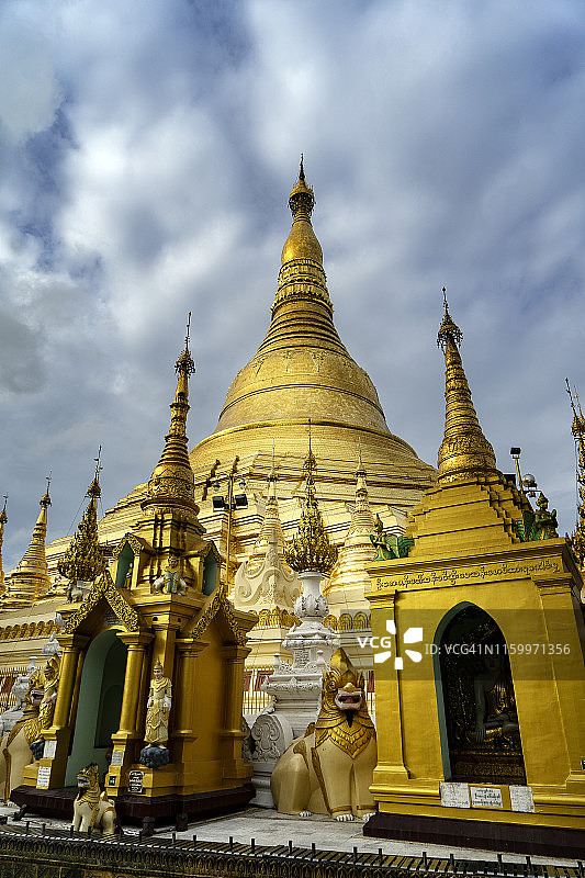 缅甸仰光金色瑞光大金塔与壮丽的云彩，2019年图片素材