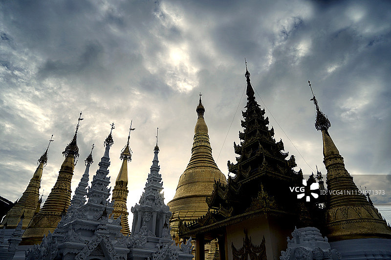 缅甸仰光金色瑞光大金塔与壮丽的云彩，2019年图片素材