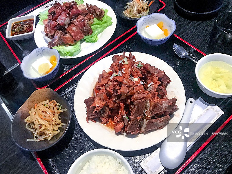 餐桌上的两份中式午餐图片素材