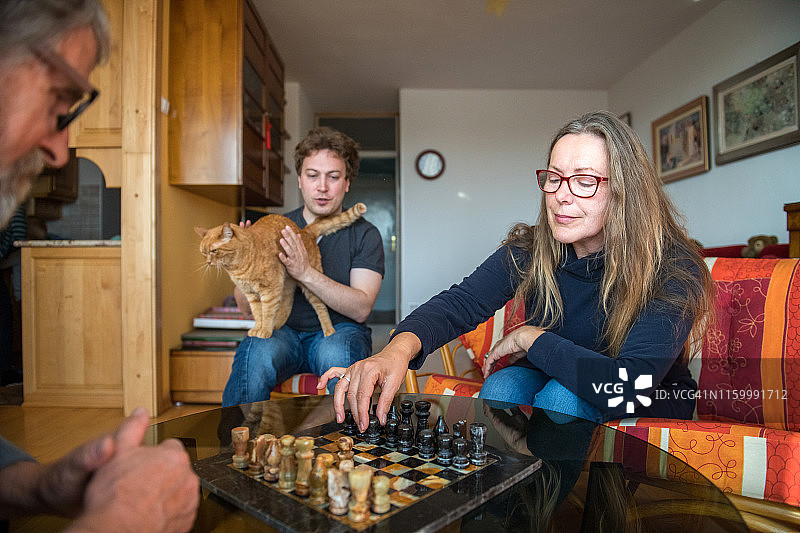 年长的白人妇女和年长的男人在家下棋图片素材