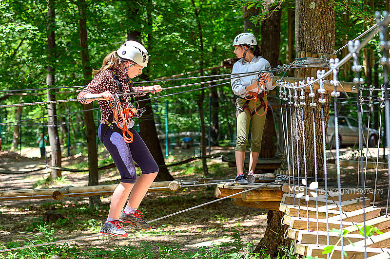 女孩们在冒险公园里玩耍图片素材