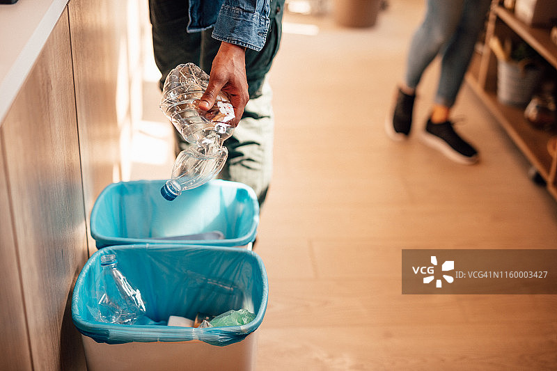 装满塑料瓶的环保容器图片素材