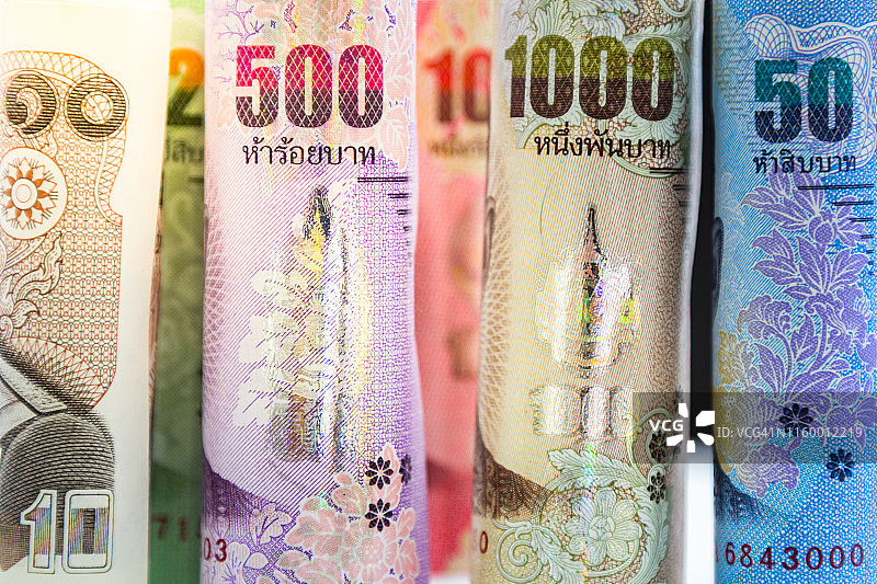 卷起的泰国泰铢纸币特写，不同位置堆叠的纸币图片素材
