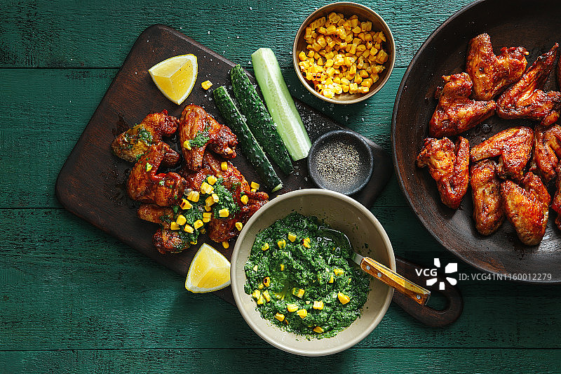 烤鸡翅配青辣椒和玉米沙司图片素材