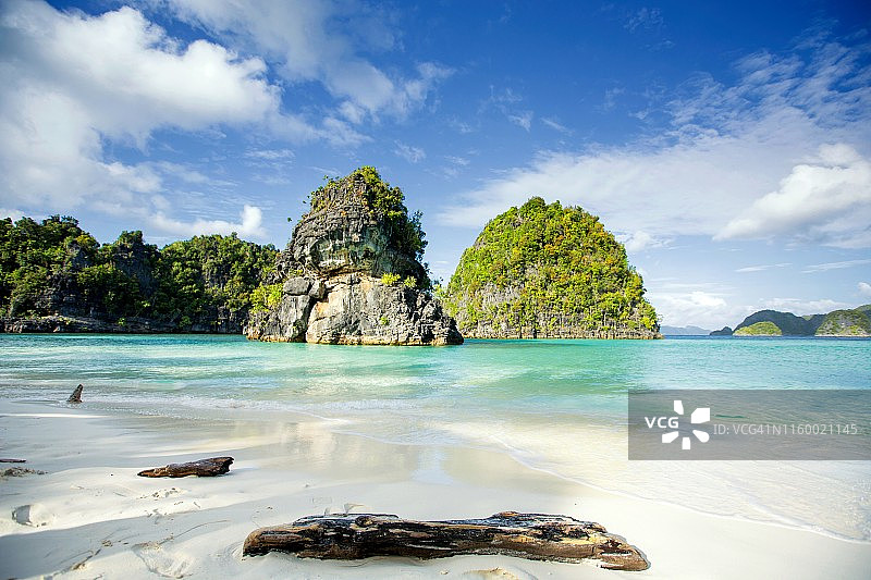 拉贾安帕群岛米苏尔喀斯特海滩，印度尼西亚巴布亚图片素材