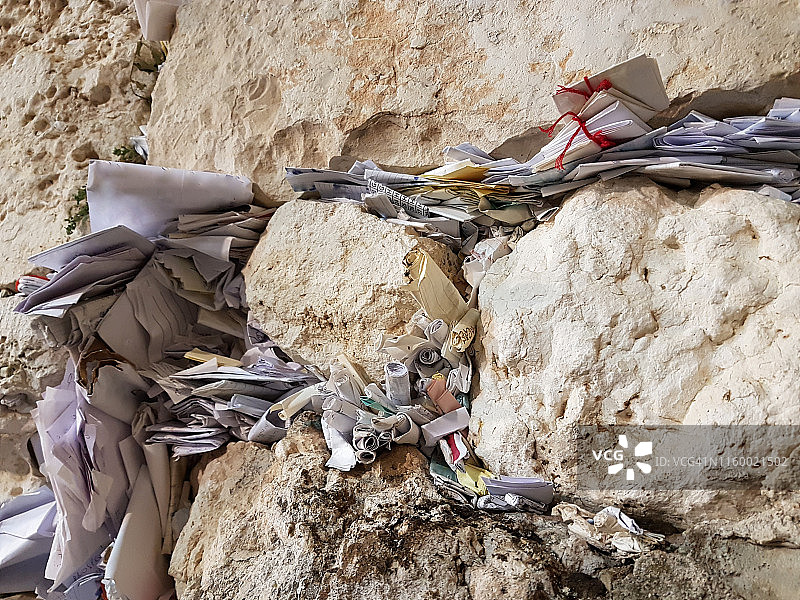 西墙/哭墙特写，墙缝里塞满了祈祷纸条图片素材
