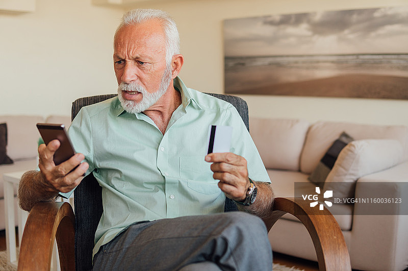 在网上购物的年长男人图片素材