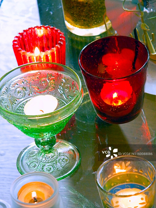 彩色玻璃烛台中的蜡烛图片素材