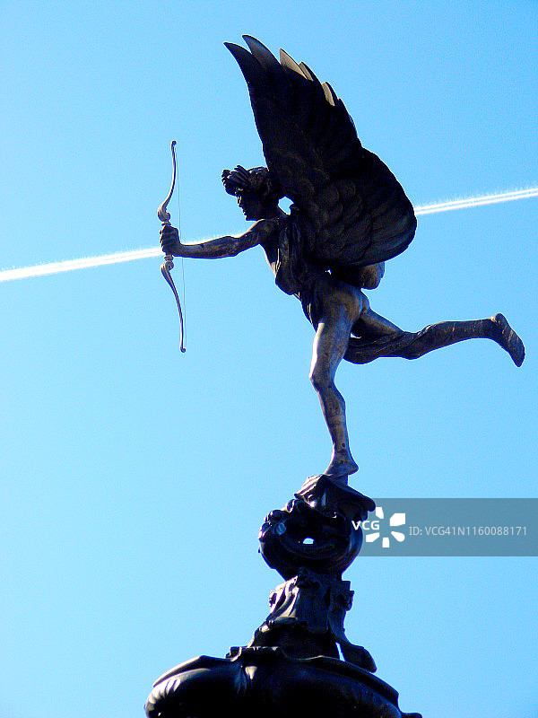 飞机尾迹，伦敦皮卡迪利广场爱神雕像图片素材