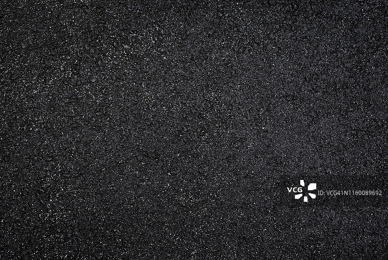 潮湿的深灰色沥青背景图片素材