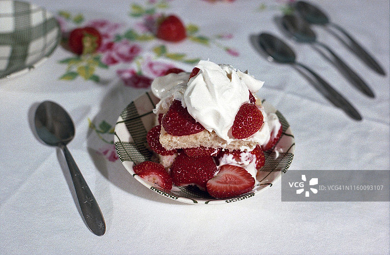 可爱碗里的草莓酥饼图片素材