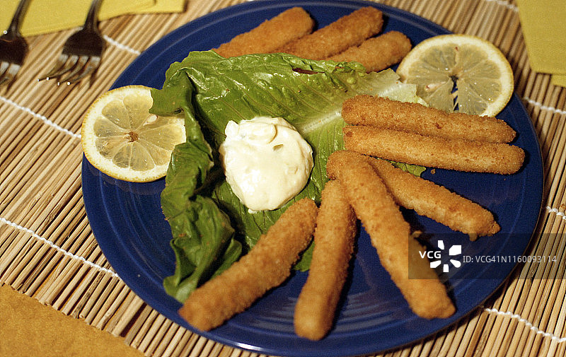 盘中的炸鱼条图片素材