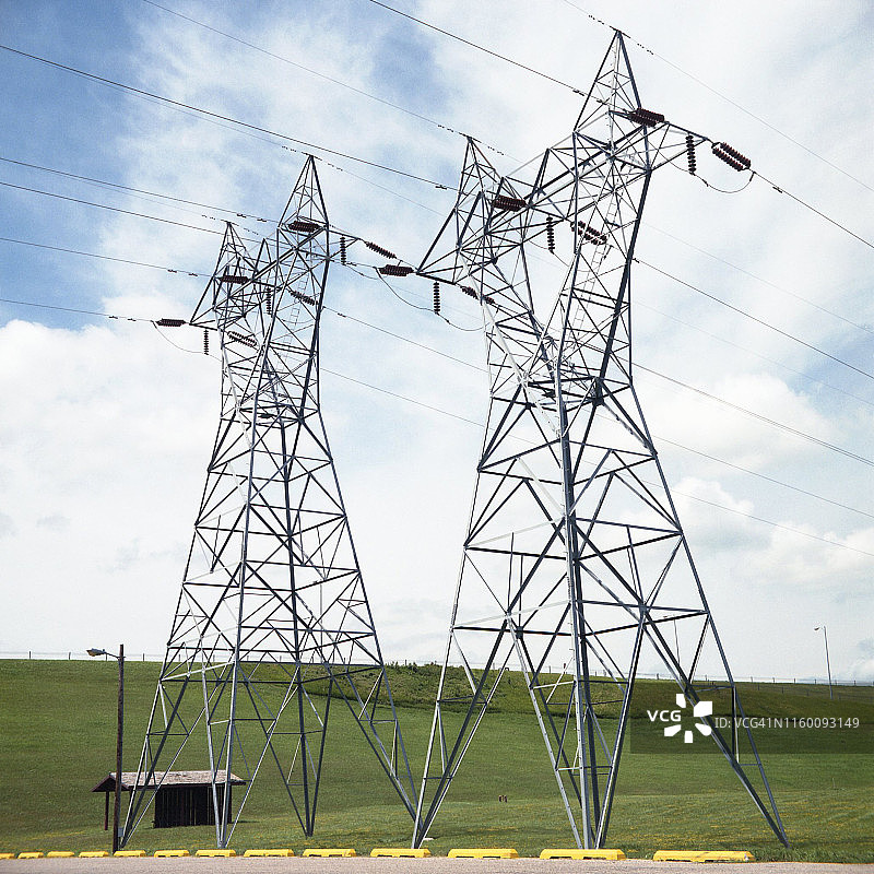 南达科他州水坝附近的输电塔和电力线图片素材