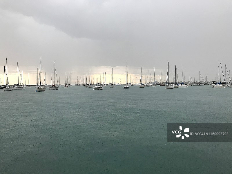 暴雨中的密歇根湖景色图片素材