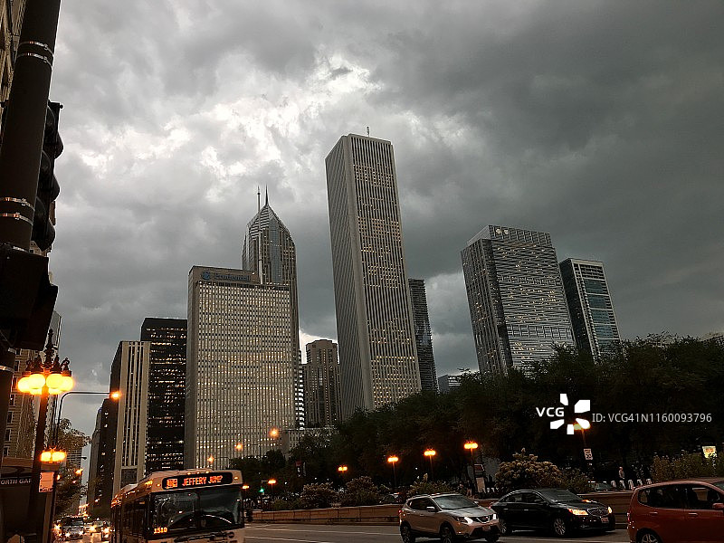 乌云密布下的芝加哥天际线图片素材