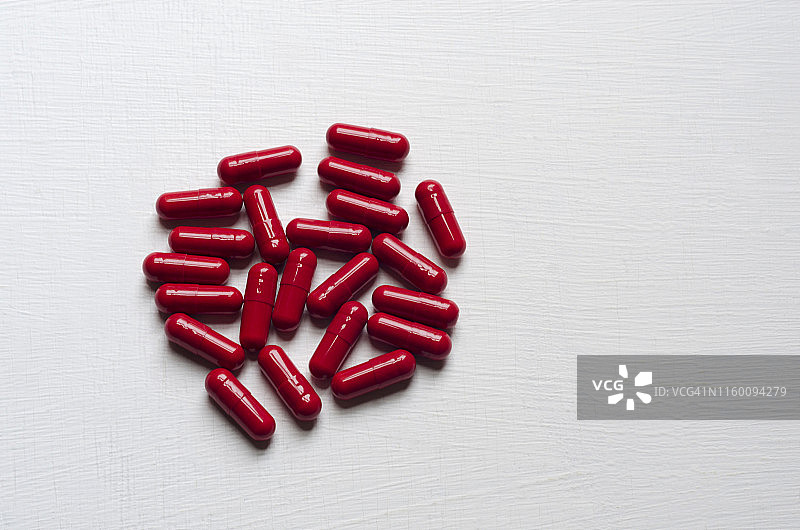 白色背景上的红色胶囊特写图片素材