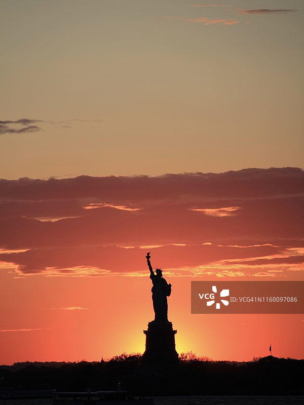 布鲁克林纽约城市公路之旅：自由女神像背后的日落图片素材
