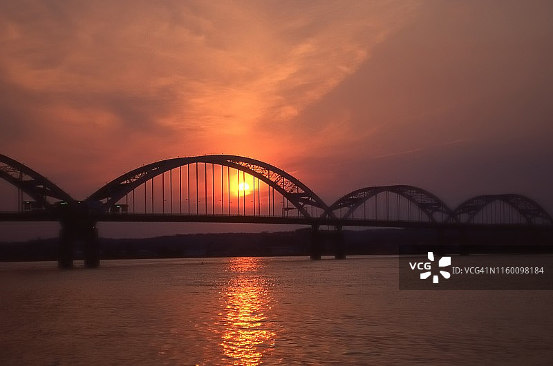 密西西比河日落大桥图片素材