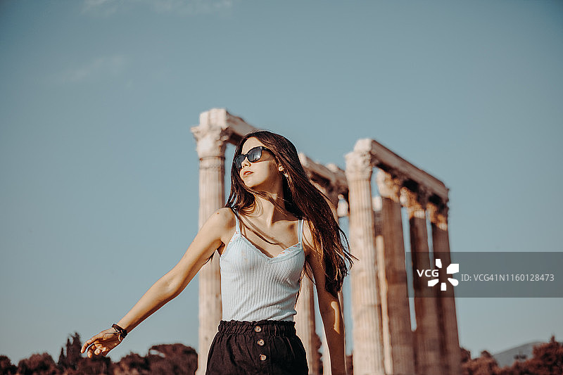 游客在希腊雅典奥林匹亚宙斯神庙前摆姿势图片素材