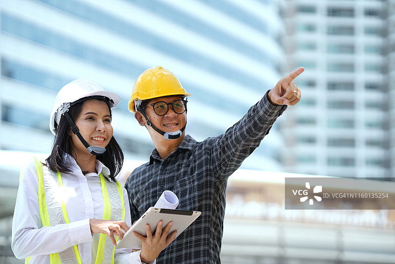 在户外工作的商务女人图片素材