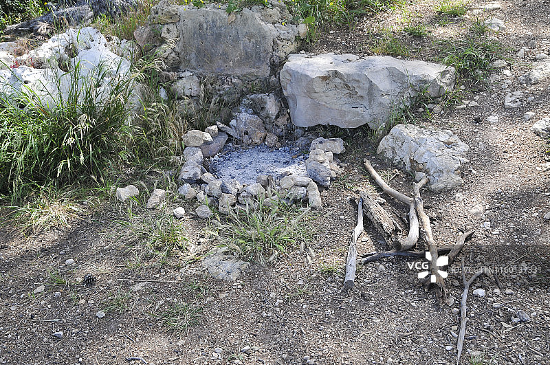 熄灭的篝火图片素材