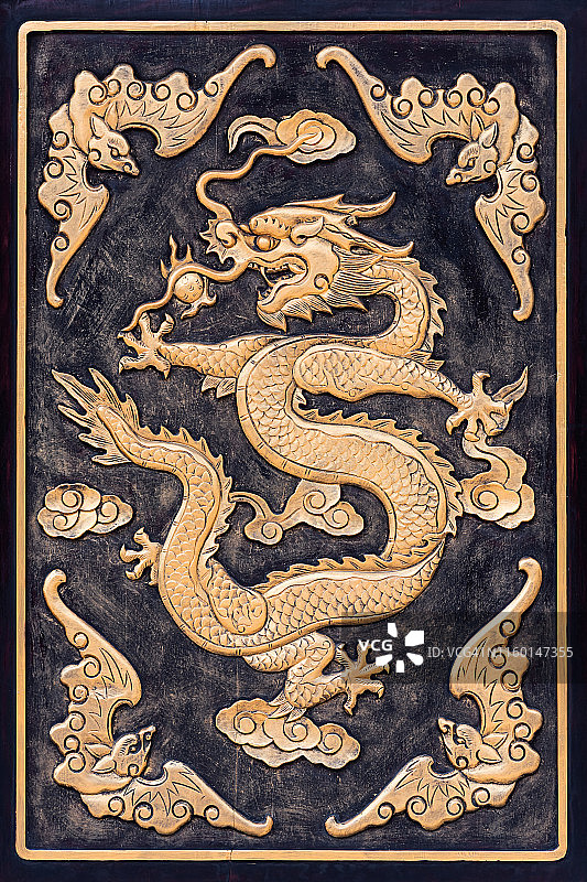 木门上的金色中国龙图片素材