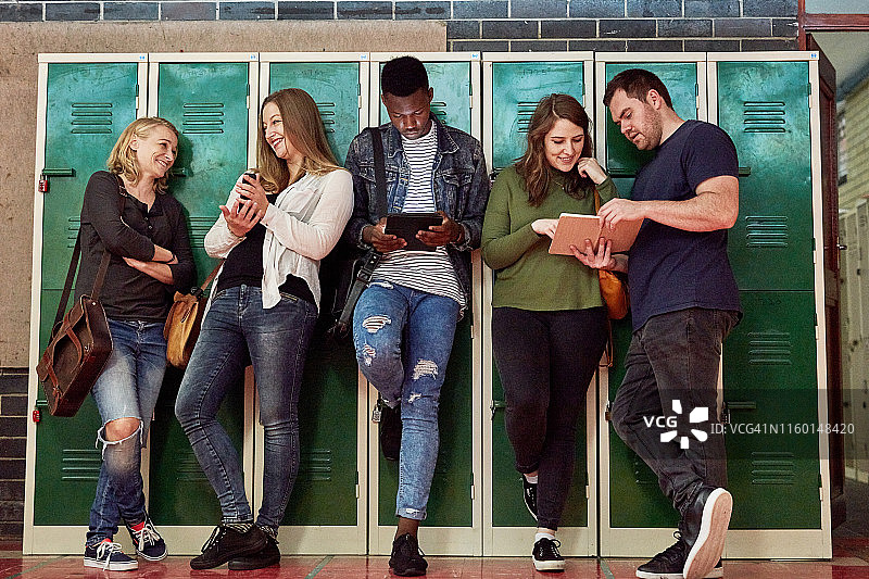 大学里总会遇到意想不到的人图片素材