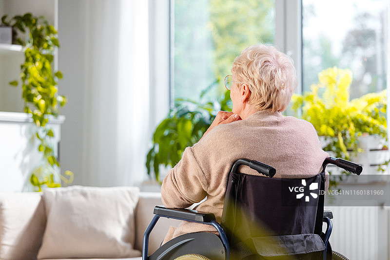 独自在家的残疾妇女图片素材