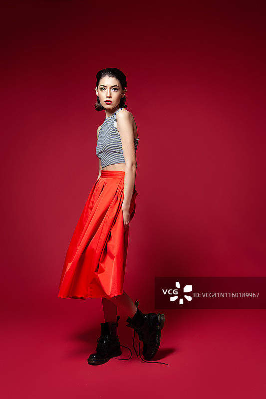 身穿时尚服装的现代女性模特，站立在工作室图片素材