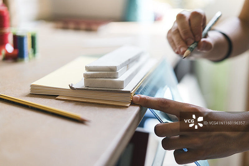 年轻女子制作笔记本图片素材