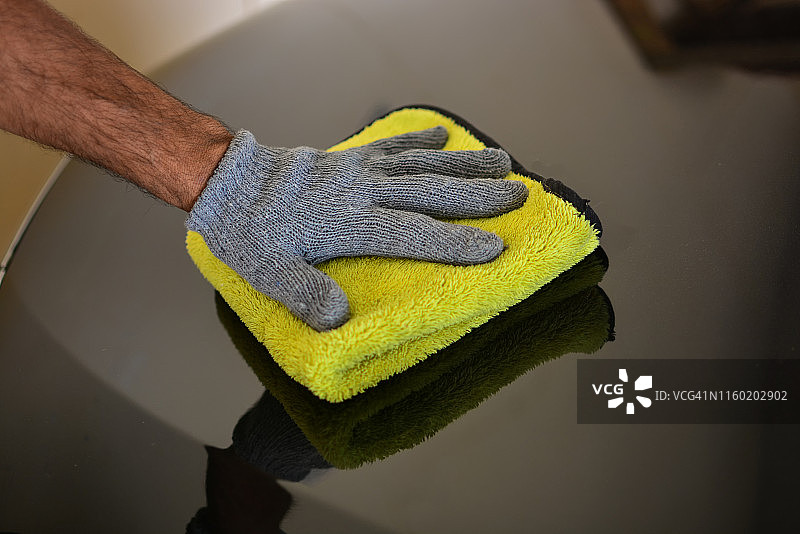 汽车细节|打蜡|除尘|保护|清洁|毛巾|刷子|脏|抛光|闪亮|黑色汽车图片素材