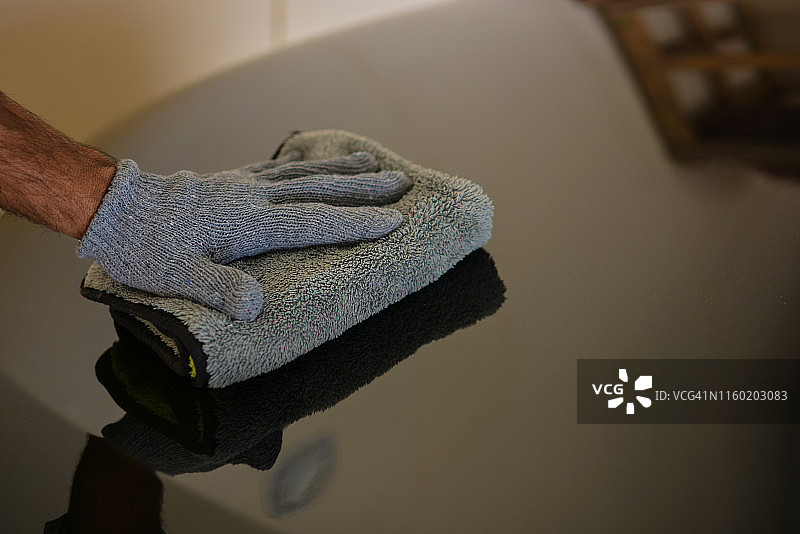 汽车细节|打蜡|除尘|保护|清洁|毛巾|刷子|脏|抛光|闪亮|黑色汽车图片素材