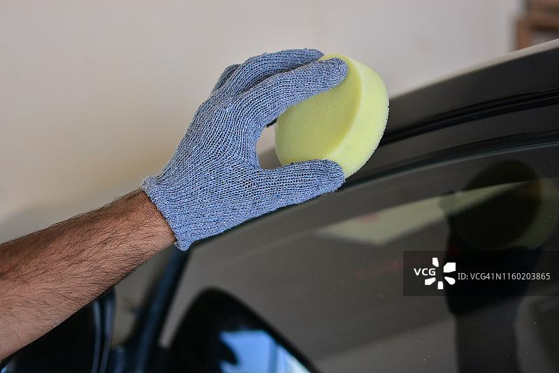 汽车细节|打蜡|除尘|保护|清洁|毛巾|刷子|脏|抛光|闪亮|黑色汽车图片素材