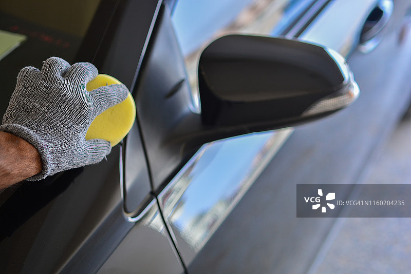 汽车细节|打蜡|除尘|保护|清洁|毛巾|刷子|脏|抛光|闪亮|黑色汽车图片素材